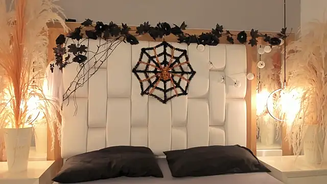 Daphne And Roger online show from 10.29.25