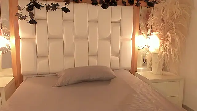 Daphne And Roger online show from 11.05.25