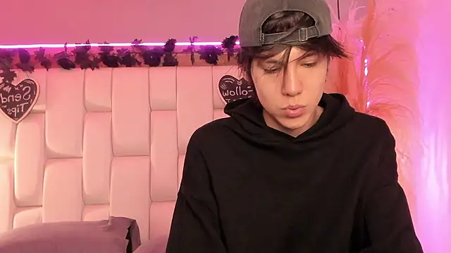 Snapshot of Daphne_And_Roger chatting on 03.05.26 Daphne And Roger online show from 03.05.26