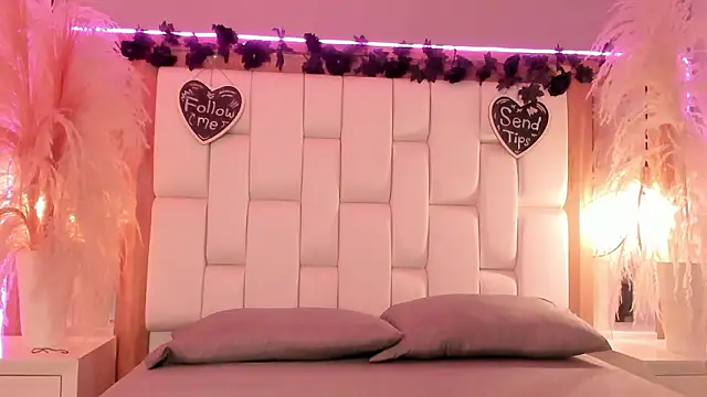 Snapshot of Daphne_And_Roger chatting on 03.11.26 Daphne And Roger online show from 03.11.26