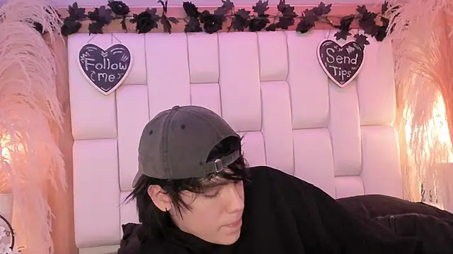 Snapshot of Daphne_And_Roger chatting on 04.15.26 Daphne And Roger online show from 04.15.26