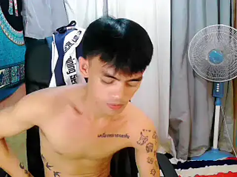 Snapshot of urhunky_boy chatting on 10.29.25 urhunky boy online show from 10.29.25