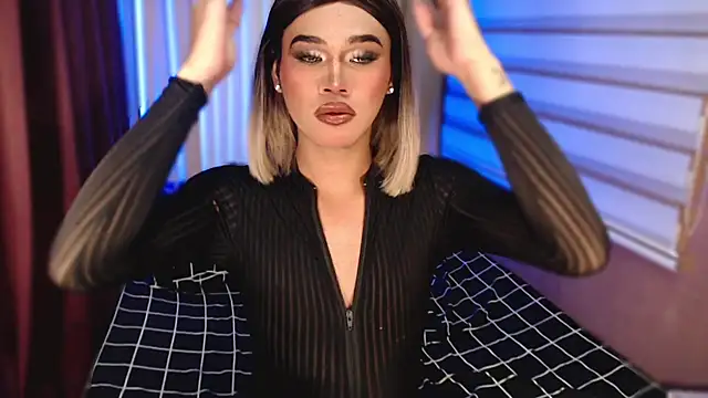 Snapshot of _tipsandchips chatting on 11.10.25 tipsandchips online show from 11.10.25