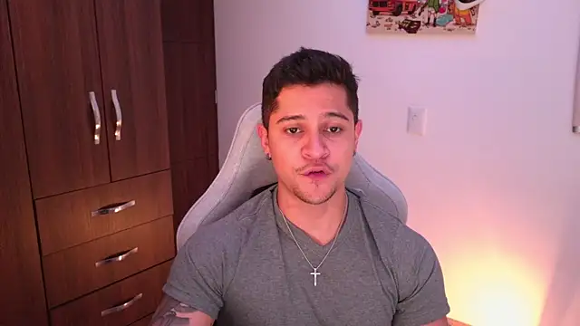 Snapshot of domsantiago_ chatting on 10.29.25 domsantiago online show from 10.29.25