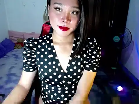 Snapshot of Urassiansweetcummer chatting on 06.08.26 Urassiansweetcummer online show from 06.08.26