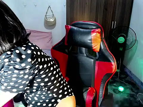 Snapshot of Urassiansweetcummer chatting on 06.17.26 Urassiansweetcummer online show from 06.17.26