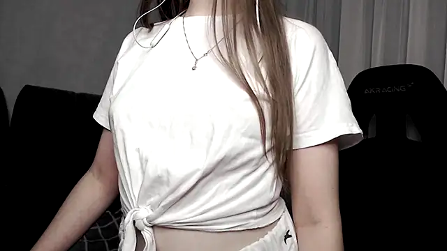 Snapshot of cute_elfy_ chatting on 10.14.25 cute elfy online show from 10.14.25