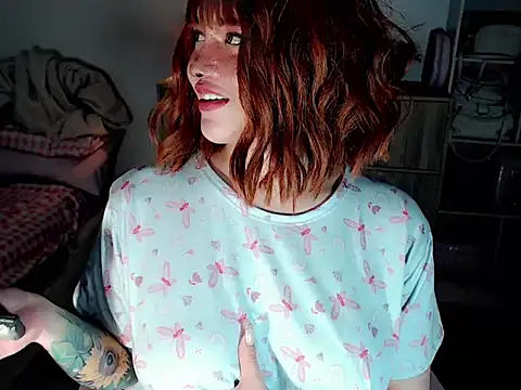 Snapshot of urbaby_monica chatting on 10.21.25 urbaby monica online show from 10.21.25