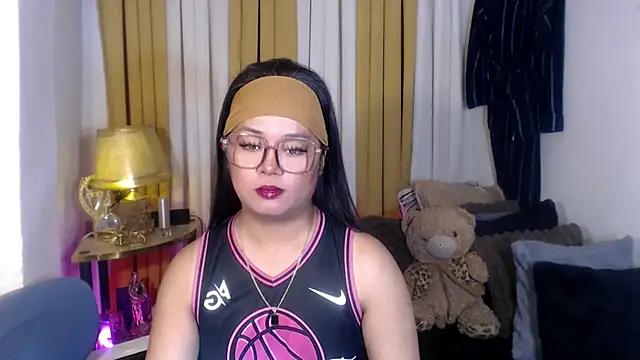 Snapshot of YourSweet-mich chatting on 05.25.26 YourSweet-mich online show from 05.25.26
