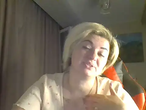 Snapshot of Wymini chatting on 09.13.25 Wymini online show from 09.13.25