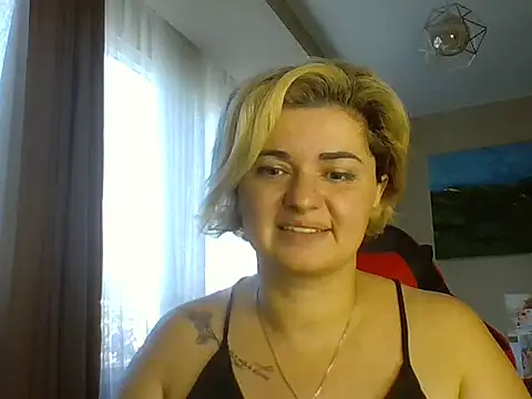 Snapshot of Wymini chatting on 09.16.25 Wymini online show from 09.16.25