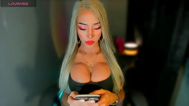 Snapshot of AiraCumSlut chatting on 05.20.26 AiraCumSlut online show from 05.20.26