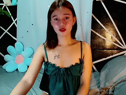 Snapshot of urgirl_mikah chatting on 09.28.25 urgirl mikah online show from 09.28.25