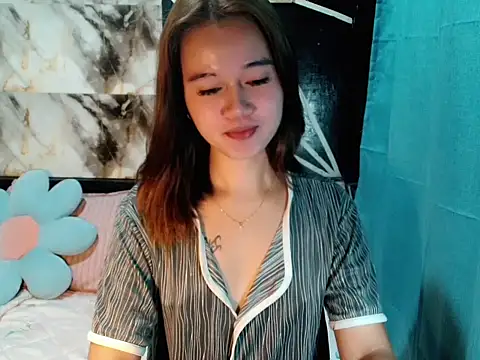 Snapshot of urgirl_mikah chatting on 12.03.25 urgirl mikah online show from 12.03.25