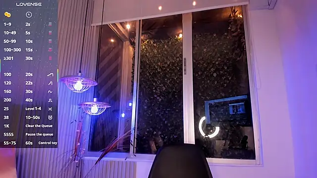 Snapshot of EvelynZoe chatting on 10.28.25 EvelynZoe online show from 10.28.25