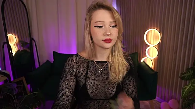 LauraWifeness online show from 04.17.26