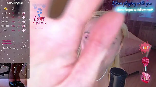 Snapshot of LiSinDoll chatting on 10.17.25 LiSinDoll online show from 10.17.25
