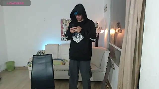 Snapshot of Thomasjons_ chatting on 04.21.26 Thomasjons online show from 04.21.26