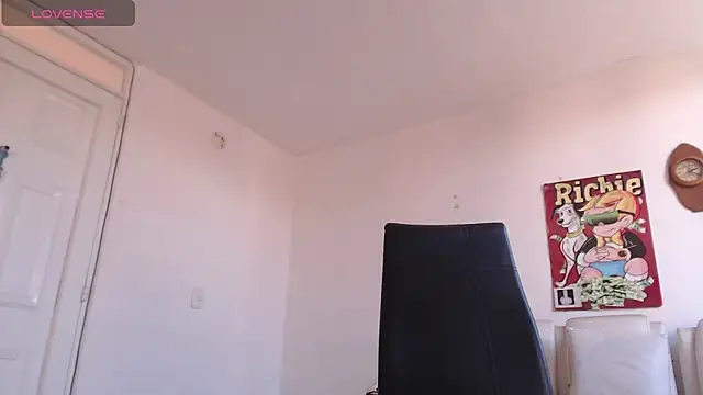Snapshot of Thomasjons_ chatting on 04.25.26 Thomasjons online show from 04.25.26