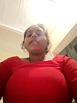 Snapshot of Hot_crety chatting on 10.29.25 Hot crety online show from 10.29.25