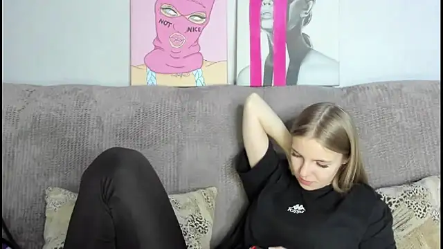 HitGyrl online show from 11.27.25