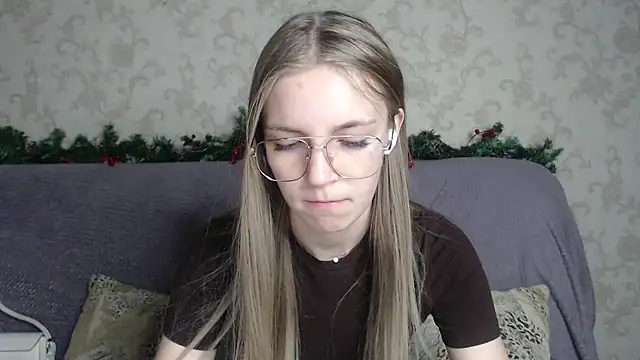 HitGyrl online show from 12.21.25