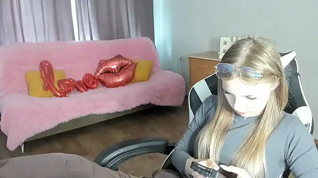 Snapshot of HitGyrl chatting on 06.12.26 HitGyrl online show from 06.12.26
