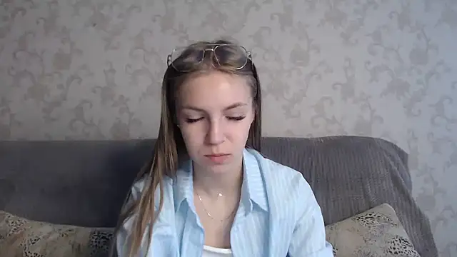 Snapshot of HitGyrl chatting on 06.13.26 HitGyrl online show from 06.13.26