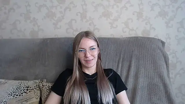Snapshot of HitGyrl chatting on 06.14.26 HitGyrl online show from 06.14.26