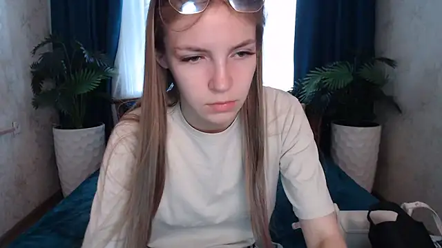 Snapshot of HitGyrl chatting on 06.15.26 HitGyrl online show from 06.15.26