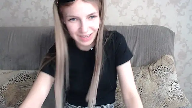 Snapshot of HitGyrl chatting on 06.23.26 HitGyrl online show from 06.23.26