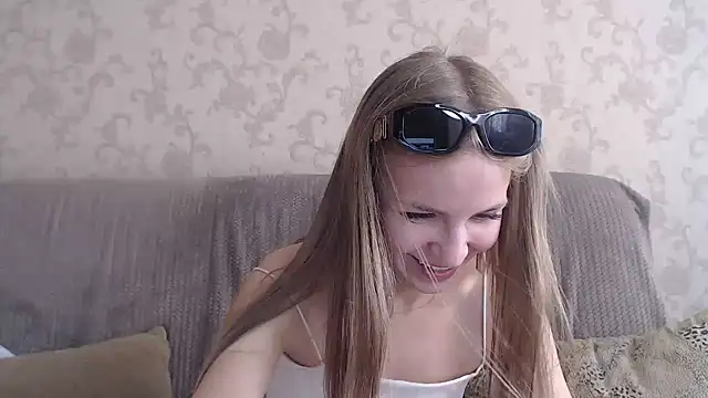 Snapshot of HitGyrl chatting on 06.24.26 HitGyrl online show from 06.24.26