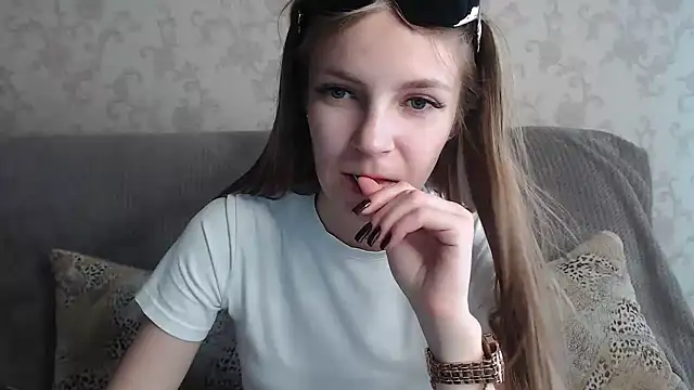 Snapshot of HitGyrl chatting on 06.26.26 HitGyrl online show from 06.26.26