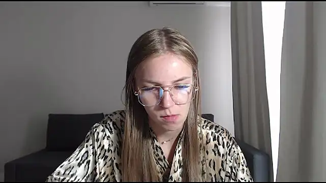 Snapshot of HitGyrl chatting on 07.14.26 HitGyrl online show from 07.14.26