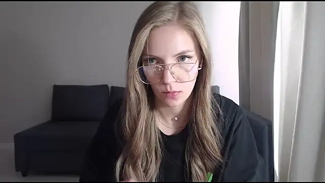Snapshot of HitGyrl chatting on 07.15.26 HitGyrl online show from 07.15.26