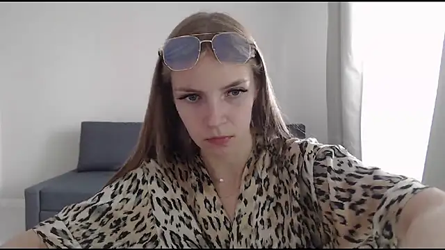 Snapshot of HitGyrl chatting on 07.25.26 HitGyrl online show from 07.25.26
