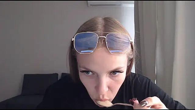 Snapshot of HitGyrl chatting on 08.01.26 HitGyrl online show from 08.01.26