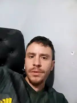 Snapshot of Guto-_- chatting on 11.04.25 Guto- - online show from 11.04.25