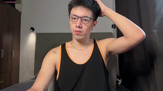 Snapshot of Addictiveboi chatting on 05.12.26 Addictiveboi online show from 05.12.26