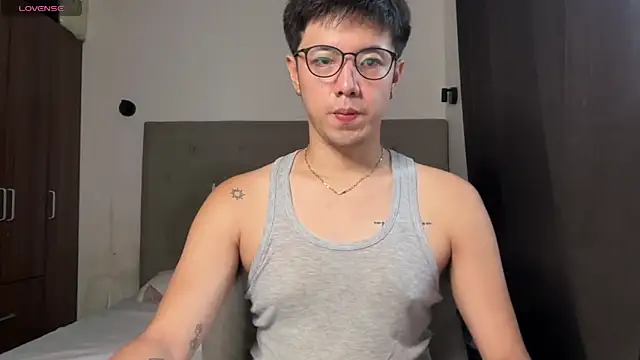 Snapshot of Addictiveboi chatting on 05.15.26 Addictiveboi online show from 05.15.26