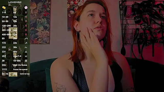 Snapshot of the_high_priestess chatting on 04.28.26 the high priestess online show from 04.28.26