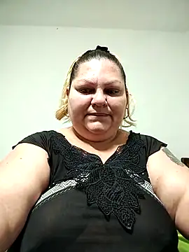 Snapshot of Miasmithr chatting on 09.26.25 Miasmithr online show from 09.26.25