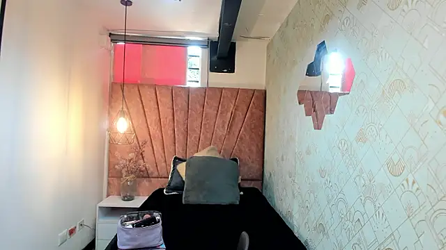 Kiara Cruz   online show from 02.28.26