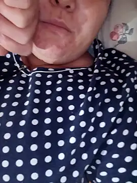 Snapshot of Uzhili chatting on 10.28.25 Uzhili online show from 10.28.25