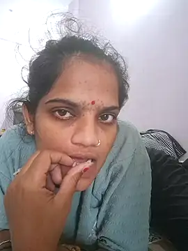 Snapshot of Sofia_kuuu chatting on 10.31.25 Sofia kuuu online show from 10.31.25