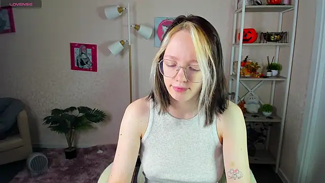 Snapshot of R0cket_bunny chatting on 11.15.25 R0cket bunny online show from 11.15.25