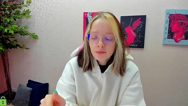 Snapshot of R0cket_bunny chatting on 12.14.25 R0cket bunny online show from 12.14.25