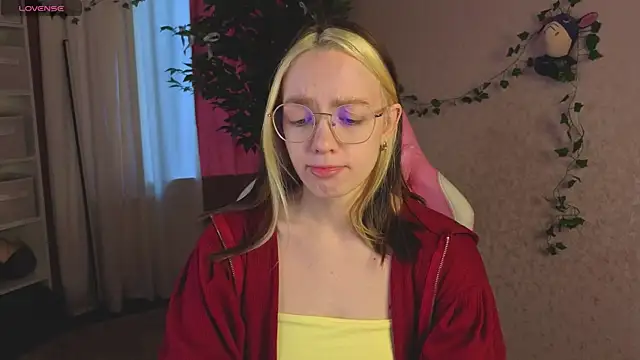 Snapshot of R0cket_bunny chatting on 04.19.26 R0cket bunny online show from 04.19.26