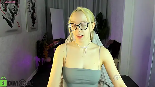 Snapshot of R0cket_bunny chatting on 04.25.26 R0cket bunny online show from 04.25.26
