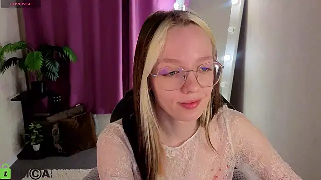Snapshot of R0cket_bunny chatting on 05.31.26 R0cket bunny online show from 05.31.26